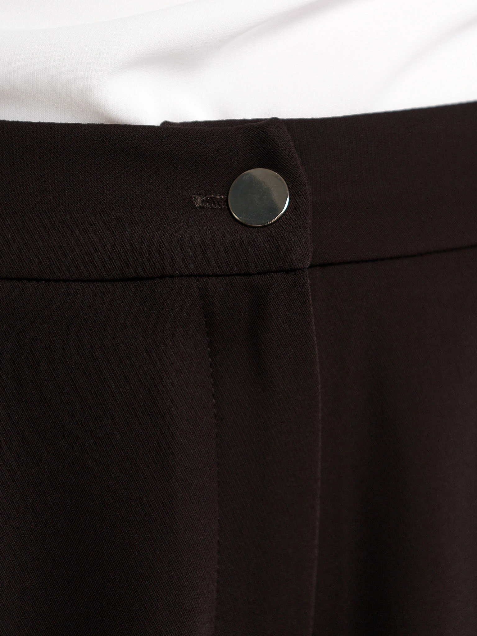 Брюки темно-коричневого цвета расклешенного кроя